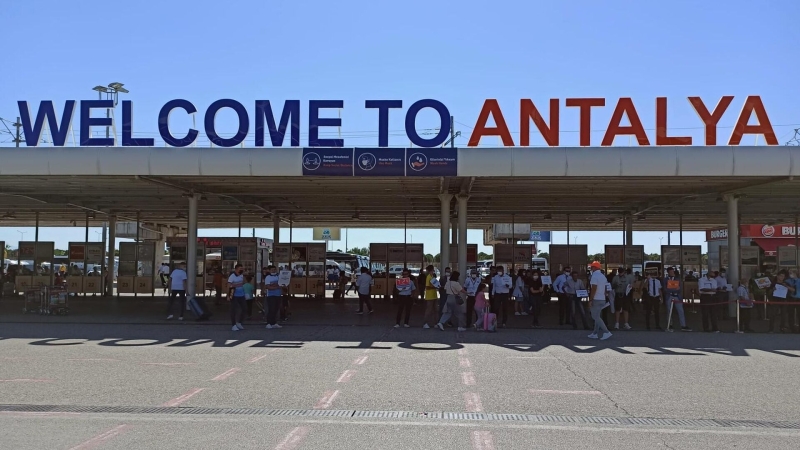 Российских туристов, застрявших в Анталье, доставили в аэропорт