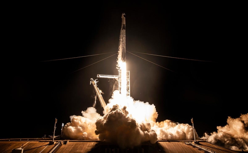 SpaceX запустила к МКС корабль с россиянином и американцем