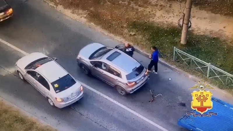 В Чувашии сотрудник ГАИ на ходу запрыгнул в автомобиль с пьяным водителем