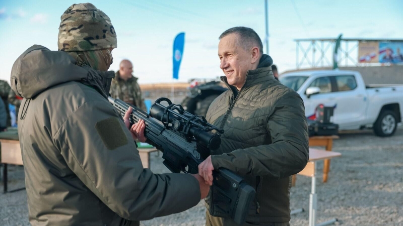 Трутнев передал высокоточную винтовку 155-ой бригаде морской пехоты ТОФ