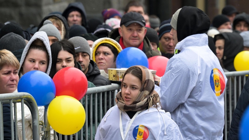 Люди не уходят от посольства Молдавии в Москве после закрытия участков