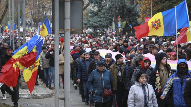 Люди не уходят от посольства Молдавии в Москве после закрытия участков