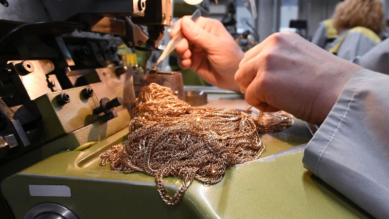 Сода, сахар, нашатырь: как и чем почистить золото дома, не испортив его