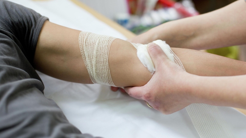 Спиртом не промывать: как правильно обработать рану и остановить кровь