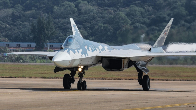 Появилось видео полета китайского истребителя нового поколения