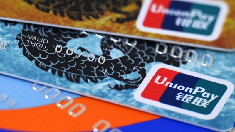 Россиянам рассказали, чем грозит продажа собственной банковской карты