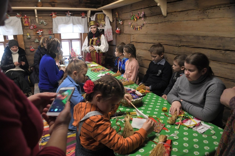 Из ткани, блинов, бумаги: поделки на Масленицу с детьми своими руками