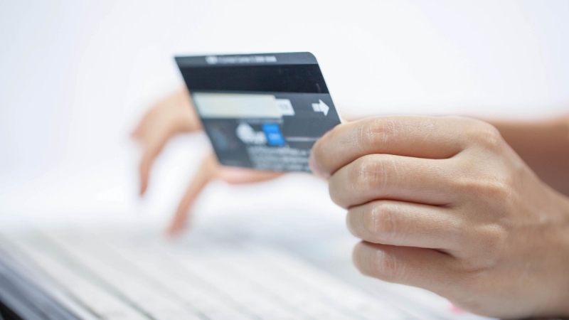 Эксперт предупредила о мошеннических сайтах с подарками на 23 Февраля