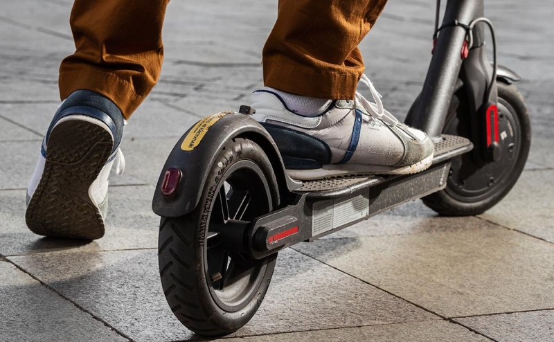 Власти обсудили запрет езды на электросамокатах по тротуарам