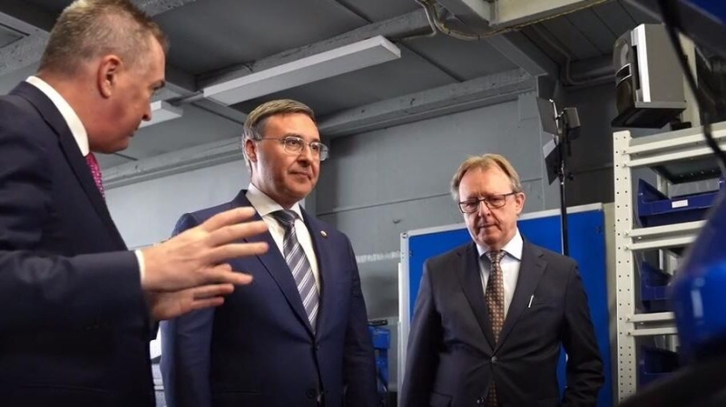 Фалькову представили образец отечественного электромобиля