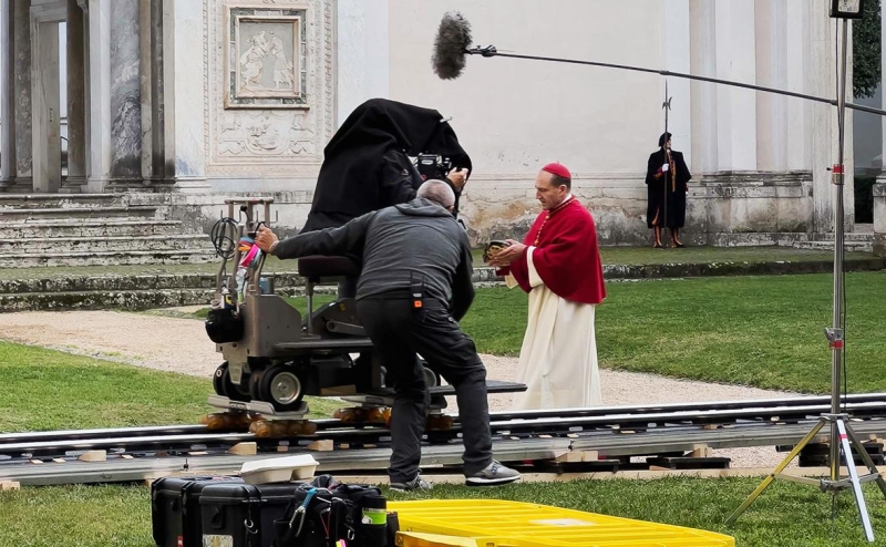 «Кинематографичный папа»: как зарабатывают на кино и книгах о Ватикане