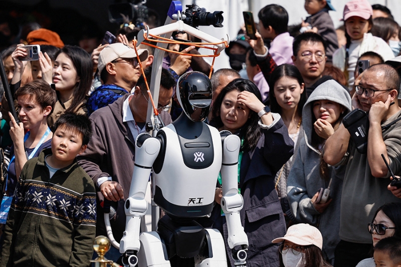 В Китае прошел первый полумарафон с участием роботов. Видео