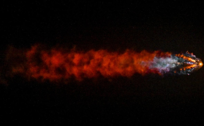 SpaceX запустила корабль, который впервые пролетит над полюсами Земли