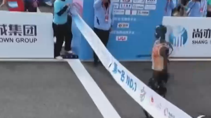 В Китае прошел первый полумарафон с участием роботов. Видео