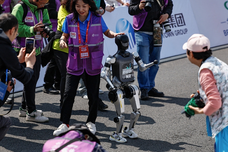 В Китае прошел первый полумарафон с участием роботов. Видео