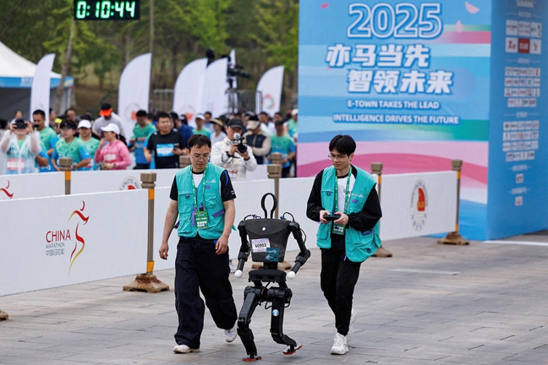 В Китае прошел первый полумарафон с участием роботов. Видео