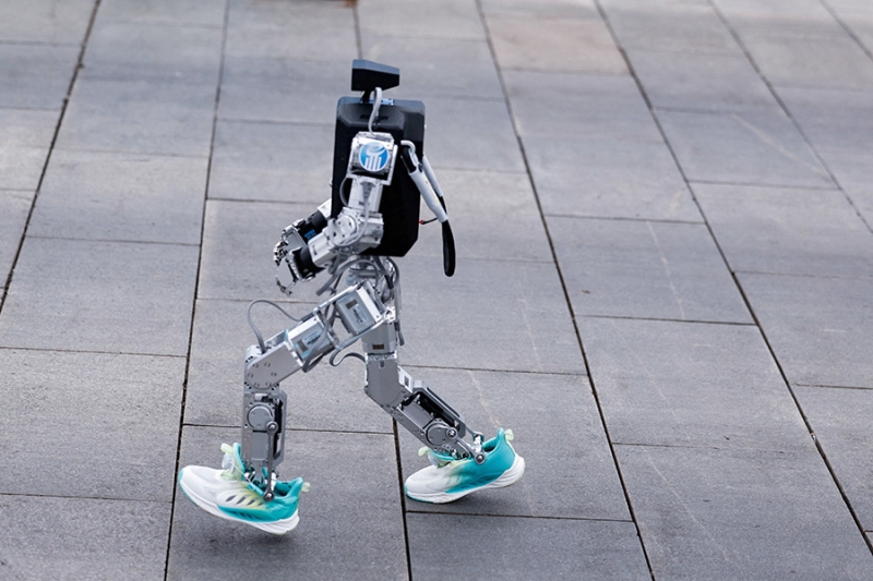 В Китае прошел первый полумарафон с участием роботов. Видео