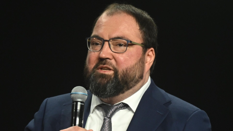 ИИ может заменить половину чиновников, заявил Шадаев