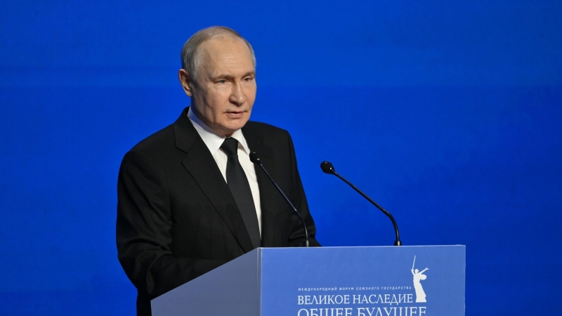 Путин: рассказы об истории России должны опираться на традиции искусства