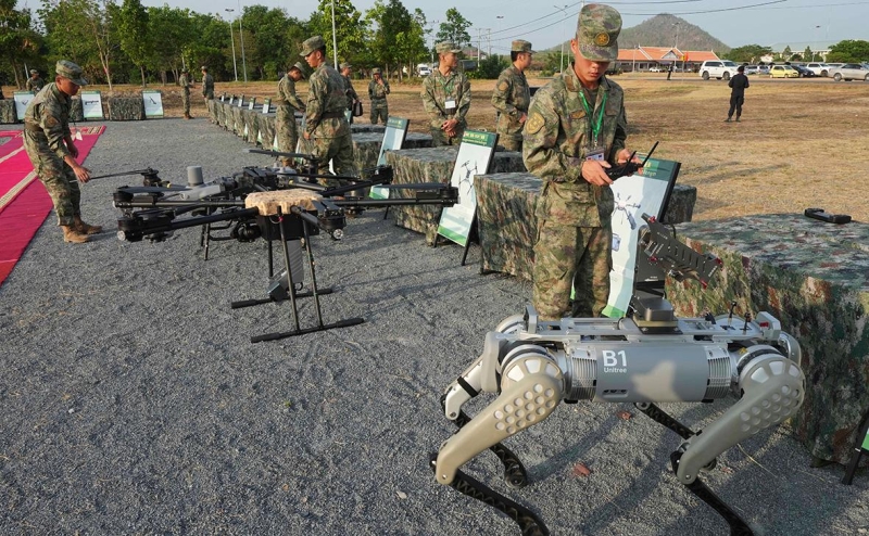 В Китае прошел первый полумарафон с участием роботов. Видео