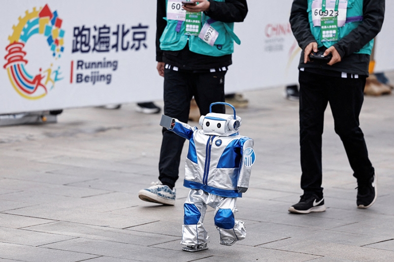 В Китае прошел первый полумарафон с участием роботов. Видео