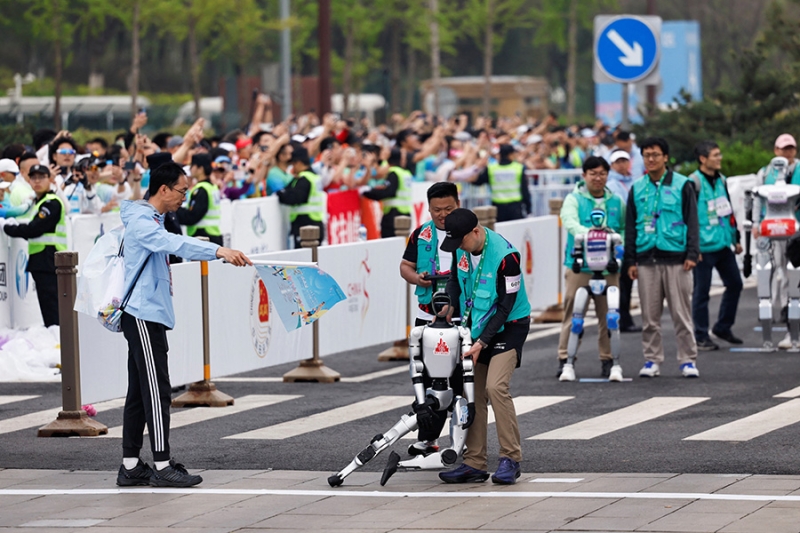 В Китае прошел первый полумарафон с участием роботов. Видео