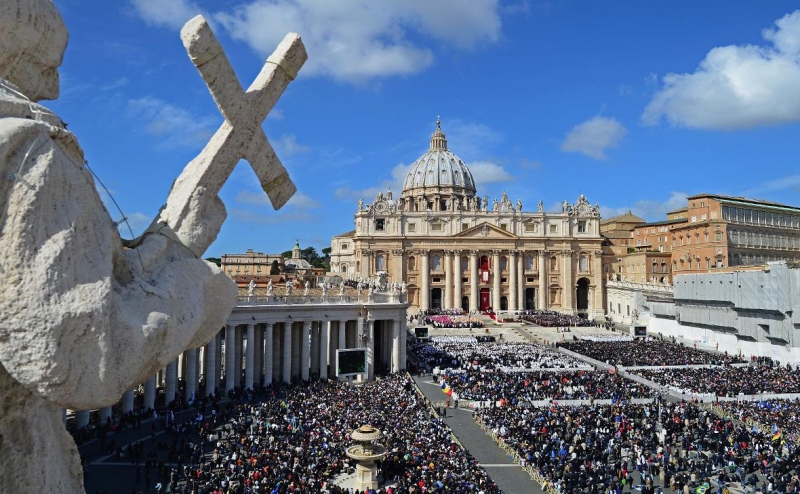 «Кинематографичный папа»: как зарабатывают на кино и книгах о Ватикане