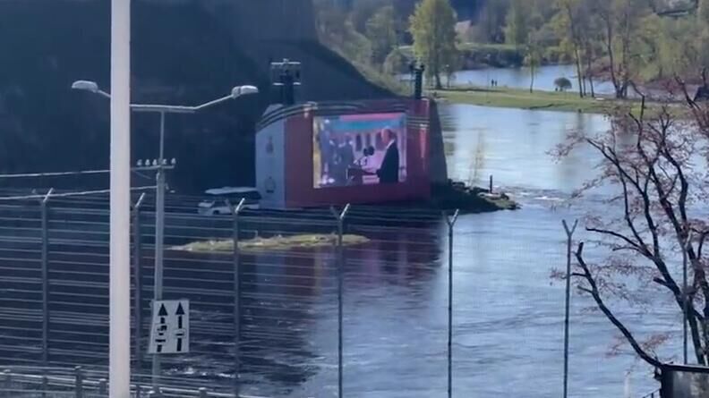 Жители Эстонии пришли на российскую границу, чтобы посмотреть парад Победы