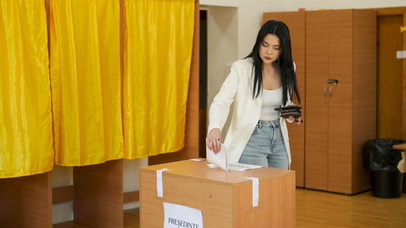 Кандидат в президенты Румынии Симион закроет аккаунты в соцсетях