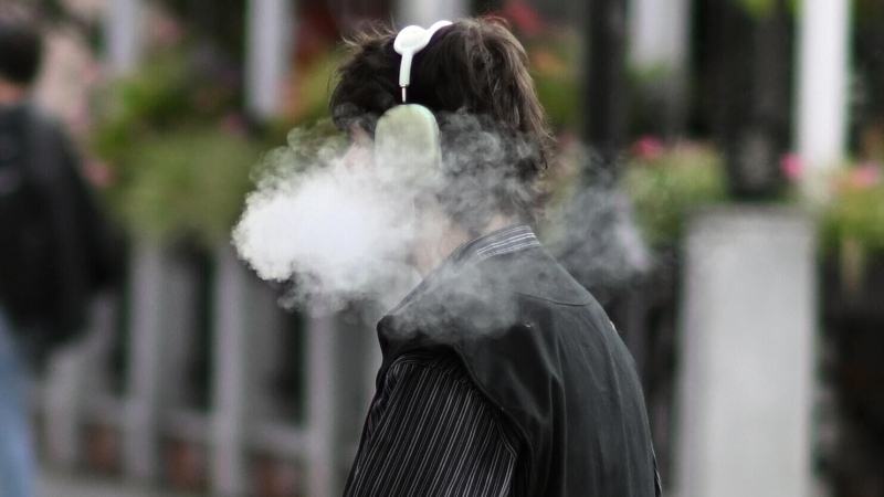 В Великобритании запретят продажу одноразовых вейпов