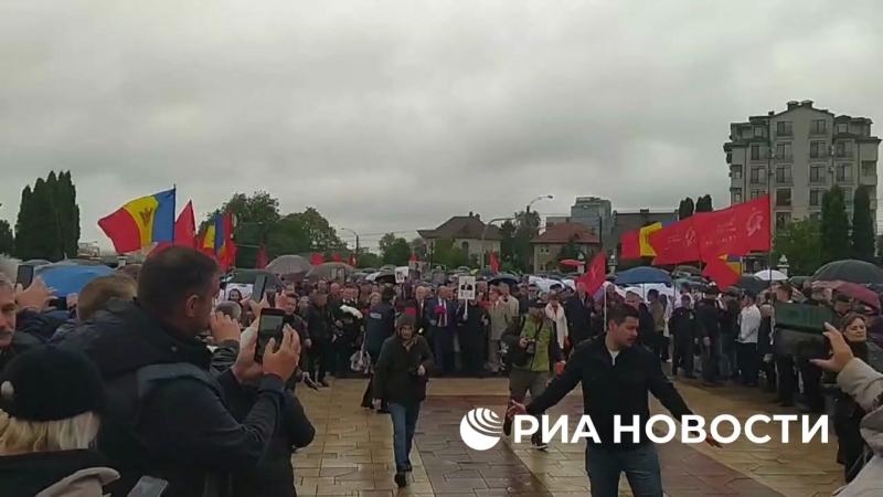 Жители Эстонии пришли на российскую границу, чтобы посмотреть парад Победы