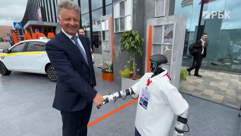 Глава АвтоВАЗа ответил роботу на ПМЭФ о будущем автопрома России