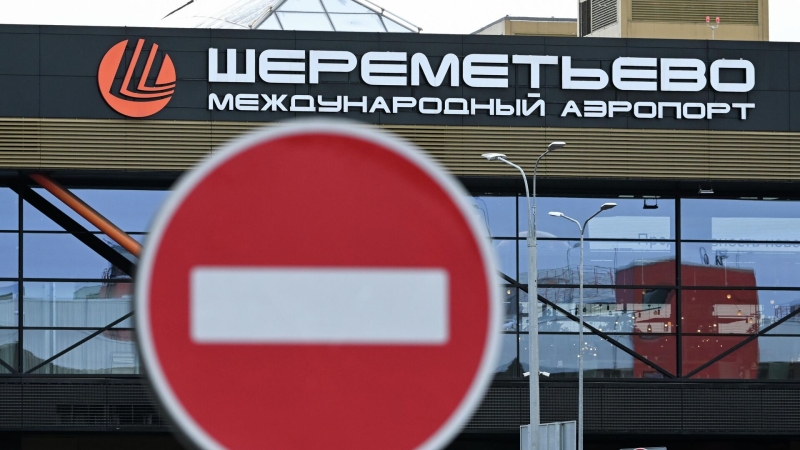 Бросивший ребенка об пол в Шереметьево не стал разговаривать с родителями