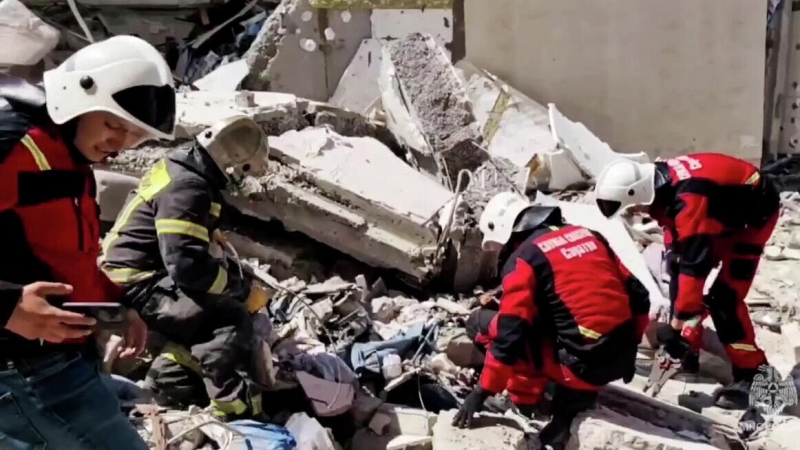 В Саратове продолжается разбор завалов после разрушения дома