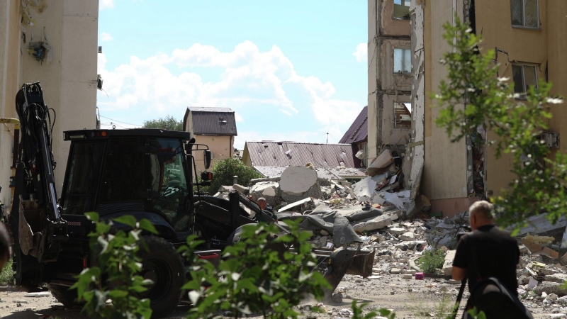 В Саратове продолжается разбор завалов после разрушения дома