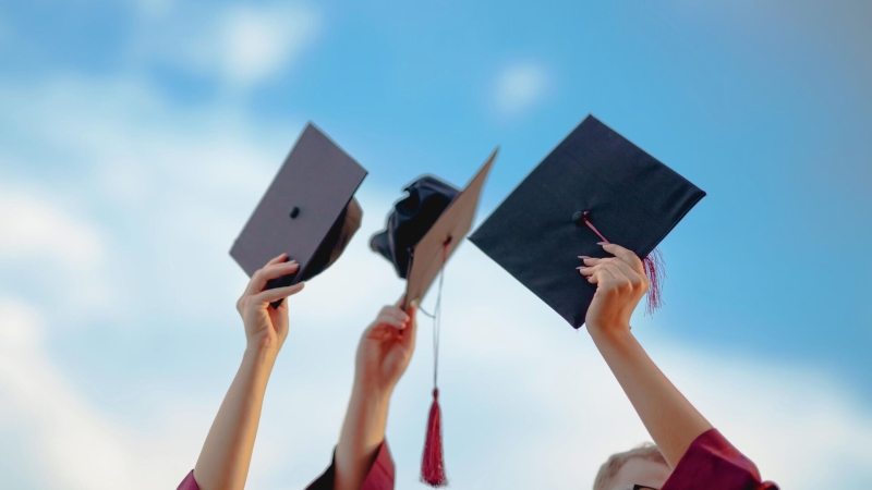 Красный диплом в России: как получить и что он дает