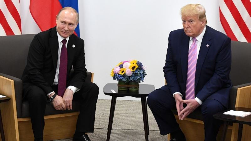 Путин и Трамп могут обсудить снятие санкций, считает эксперт