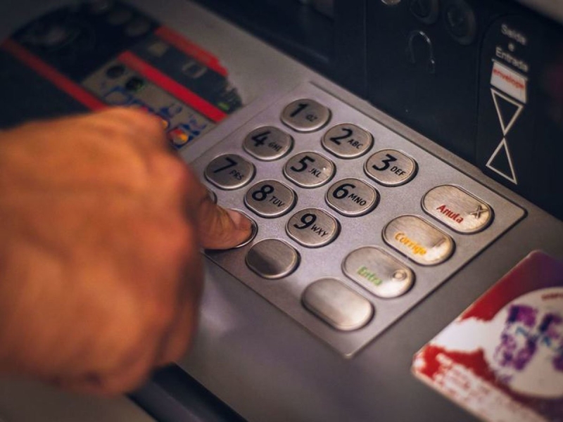 ЦБ утвердил критерии мошеннических операций при снятии денег в банкомате