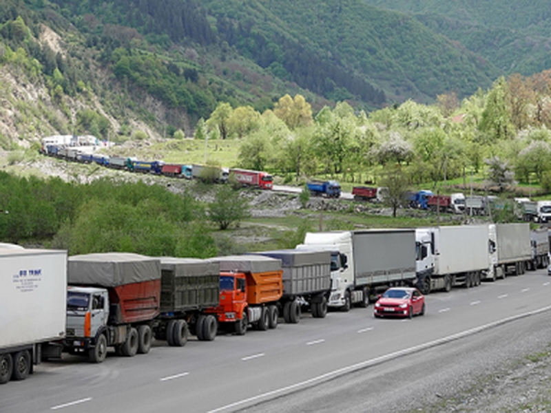 Россия развернула на границе сотни фур из Армении с продуктами