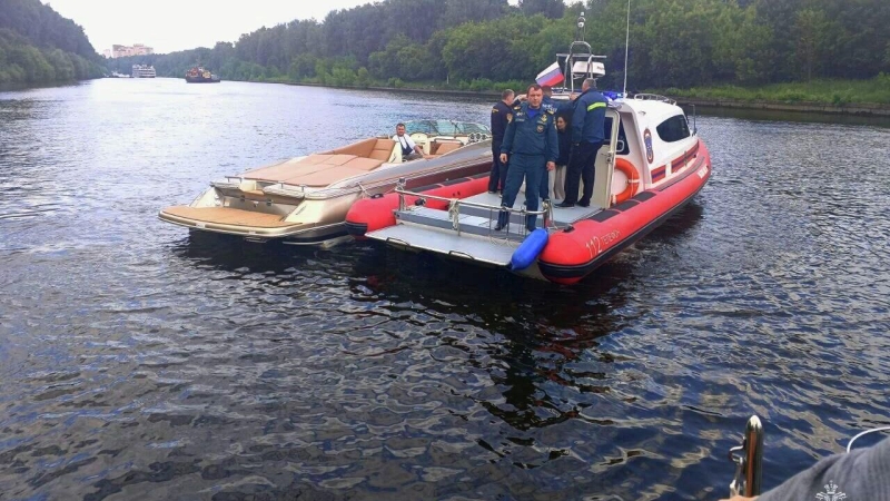В Самаре катер столкнулся с двумя сапбордистами