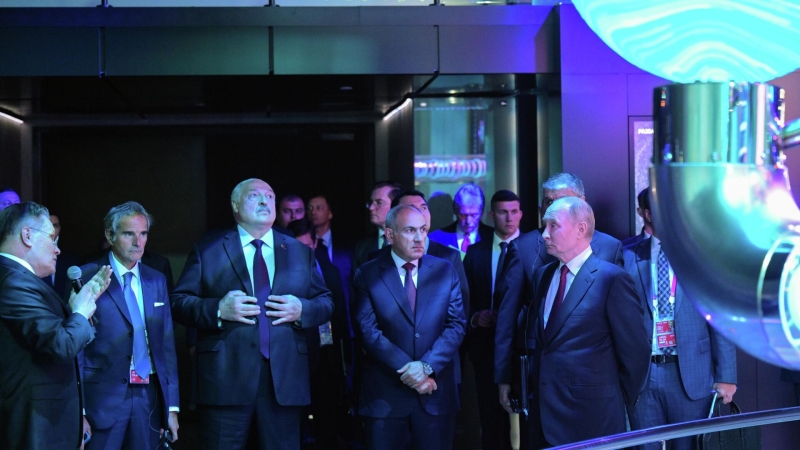 Путин и Лихачев показали гостям атомного форума макет необычного реактора