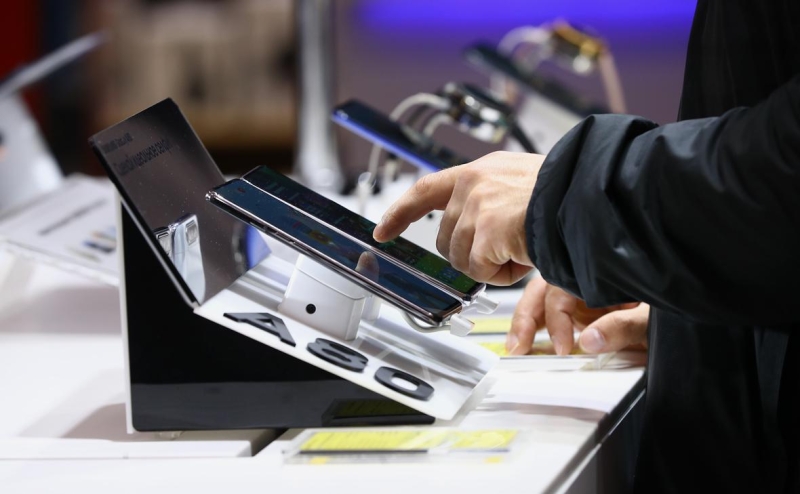 Песков заявил, что WhatsApp и Telegram должны остаться в России