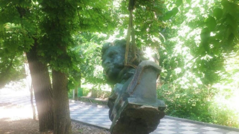 В Полтаве установили вертолет на месте демонтированного памятника Петру І