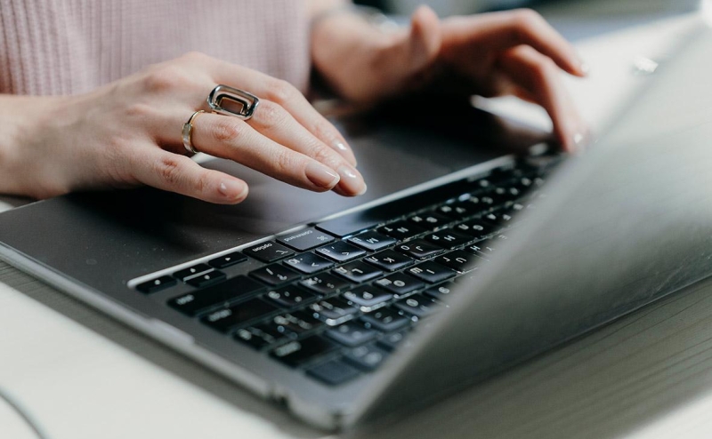 Более половины россиян не смогли отличить человека от чат-бота