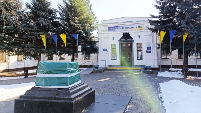 В Полтаве установили вертолет на месте демонтированного памятника Петру І