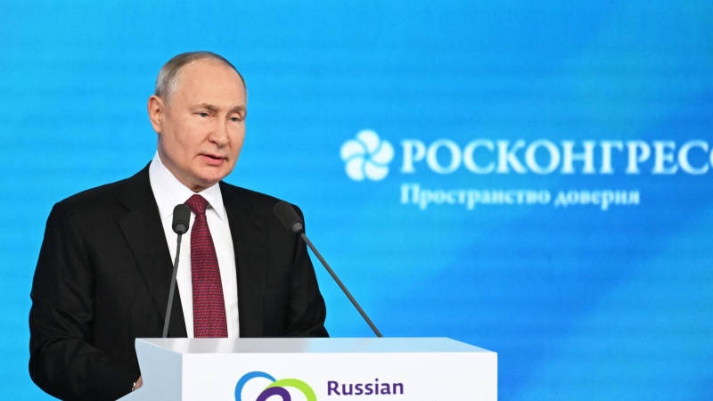 Сийярто на русском поблагодарил за приглашение на РЭН
