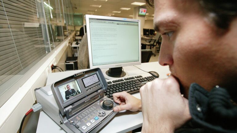 Путин отметил профессионализм журналистов RT