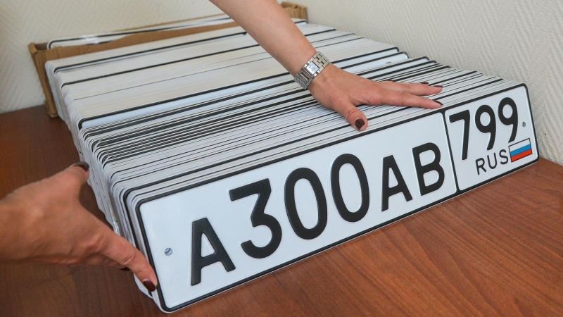 В МВД рассказали, нужно ли менять автомобильные номера без триколора