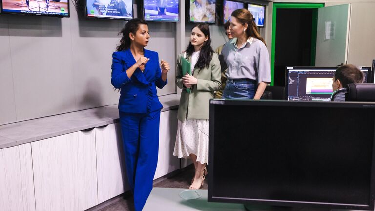 Путин отметил профессионализм журналистов RT