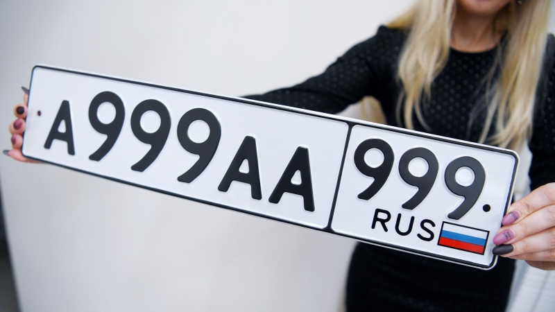В МВД рассказали, нужно ли менять автомобильные номера без триколора